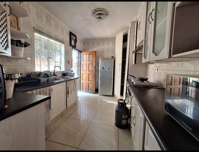 9 BEDROOM HOUSE FOR SALE IN GELUKSDAL